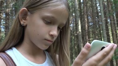 Çocuk Kamp Açık Tablet Playing, Çocuk Akıllı Telefon kullanımı, Ormanda Kayıp Kız