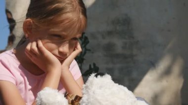 Üzgün çocuk harabeleri, mutsuz sokak kız, depresif zavallı çocuk, evsiz terkedilmiş