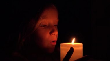 Mumlar ile mutlu çocuk, gece, dua kız portre, evlat karanlık 4 bin yüz