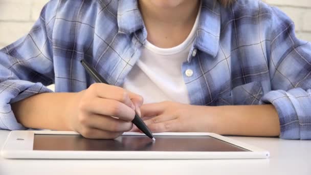 Enfant étudiant sur tablette, Fille écrivant en classe, Apprendre à faire des devoirs — Video