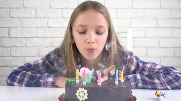 Barn födelsedagsfest blåser stearinljus, barn årsdagen, Kids firande — Stockvideo