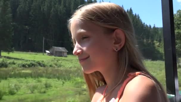 Enfant voyageant en train, enfant touriste regardant sur la fenêtre, aventure de camping de fille — Video