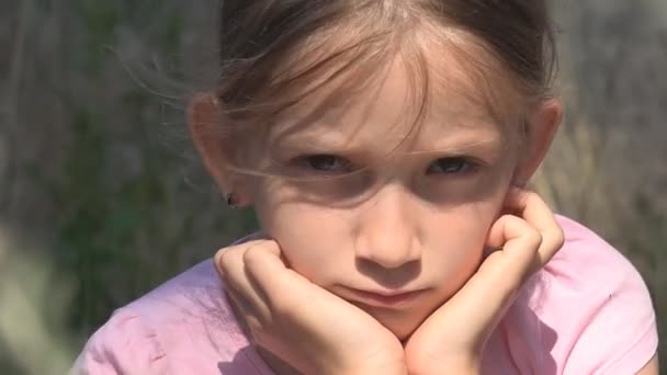 Ledsen barn övergivna i ruiner, olycklig herrelös flicka, deprimerad stackars unge, hemlösa — Stockvideo
