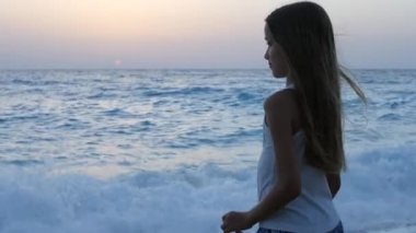 Çocuk gün batımında sahilde oynuyor, Çocuk Deniz Dalgalarını izliyor, Gün batımında Kız Manzarası