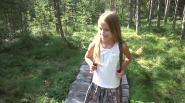 Ormanda yürüyüş çocuk evlat açık doğa, kamp macera oynayan kız