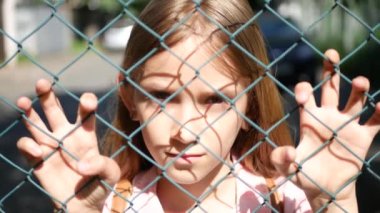 Terk edilmiş, mutsuz sokak kız çocuk yetim kamera seyir üzgün depresyonda çocuk