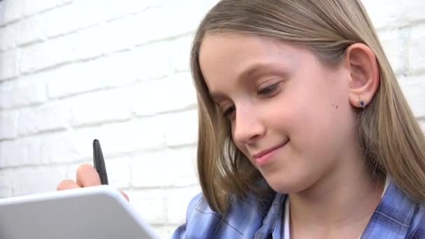 Dziecko studiuje na tablecie, Dziewczyna, pisanie dla klasy szkoły, nauka, odrabiania lekcji — Wideo stockowe