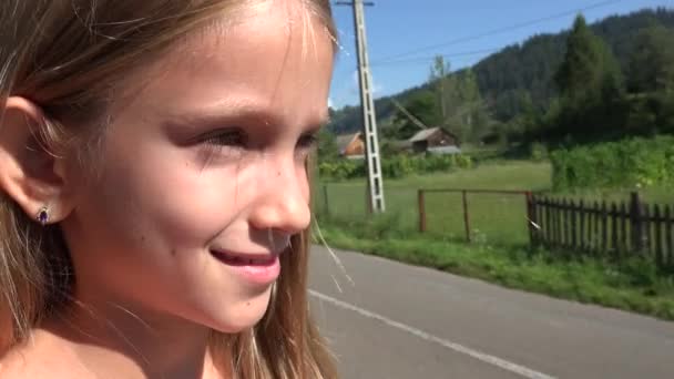 Enfant voyageant en train, enfant touriste regardant sur la fenêtre, aventure de camping de fille — Video