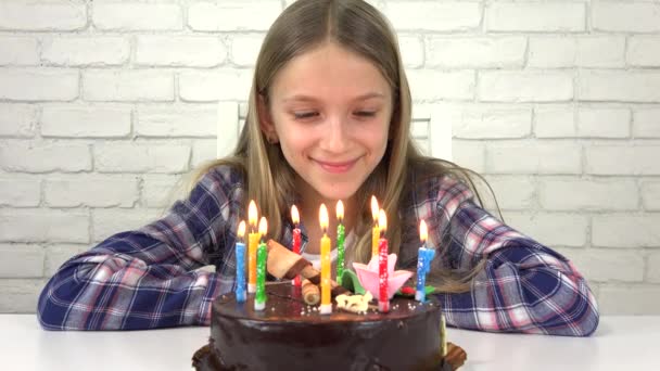 Partij van de kindverjaardag waait kaarsen, kinderen verjaardag, feest kinderen — Stockvideo