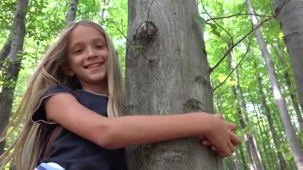 Niño en el bosque, Niño jugando en la naturaleza, Niña en aventura al aire libre detrás de un árbol — Vídeos de Stock