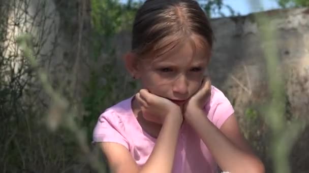 Niño infeliz llorando con recuerdos tristes, niño vagabundo callejero, abandonado, miserable — Vídeos de Stock