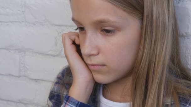 Criança triste, criança infeliz, menina doente na depressão, pessoa pensativa estressada — Vídeo de Stock