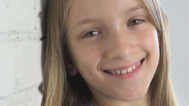 Задумчивый детский портрет, улыбающееся детское лицо, смотрящее в камеру Блондинка Скучная девушка — стоковое видео