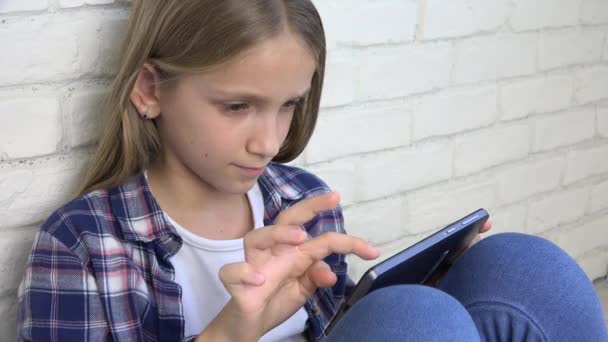 儿童游戏平板电脑, 儿童智能手机, 女孩阅读消息浏览互联网 — 图库视频影像