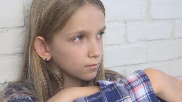 Trauriges Kind, unglückliches Kind, krankes krankes Mädchen in Depressionen, gestresster nachdenklicher Mensch — Stockvideo