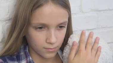 Üzgün çocuk, mutsuz çocuk, depresyon, hasta hasta kız vurguladı düşünceli kişi