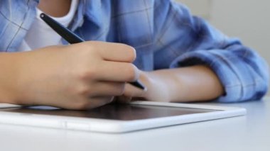 Tablete, okul sınıf yazma, ödev yapmak öğrenme kız okuyan çocuk