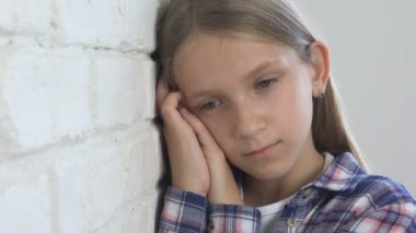 Üzgün çocuk, mutsuz çocuk, depresyon, hasta hasta kız vurguladı düşünceli kişi