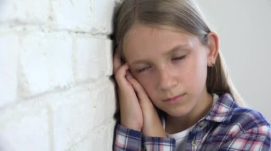 Üzgün çocuk, mutsuz çocuk, depresyon, hasta hasta kız vurguladı düşünceli kişi