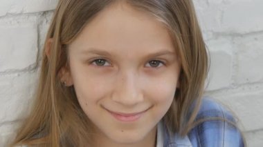 Düşünceli çocuk portre fotoğraf makinesi sarışın sıkılmış kız arayan çocuk yüz gülümseyen,