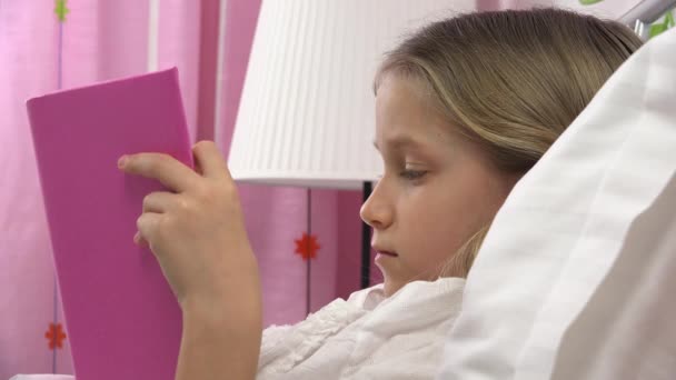 Livro de leitura infantil na cama, Criança estudando, Menina aprendendo no quarto depois de dormir — Vídeo de Stock