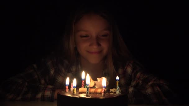 Festa di compleanno del bambino che soffia candele di notte, Celebrazione dell'anniversario dei bambini — Video Stock