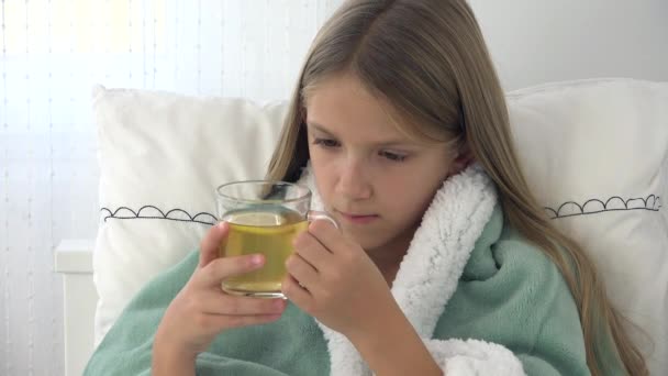 Niño enfermo que bebe té, Niño enfermo en la cama, Niña que sufre, Paciente en el hospital — Vídeo de stock