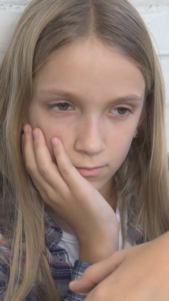 Λυπημένο παιδί, παιδί δυστυχισμένο, άρρωστο άρρωστο κορίτσι στην κατάθλιψη, τόνισε στοχαστικός άνθρωπος — Αρχείο Βίντεο