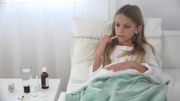 Niño enfermo en la cama, Niño enfermo con termómetro, Niña en el hospital, Píldoras Medicina — Vídeo de stock