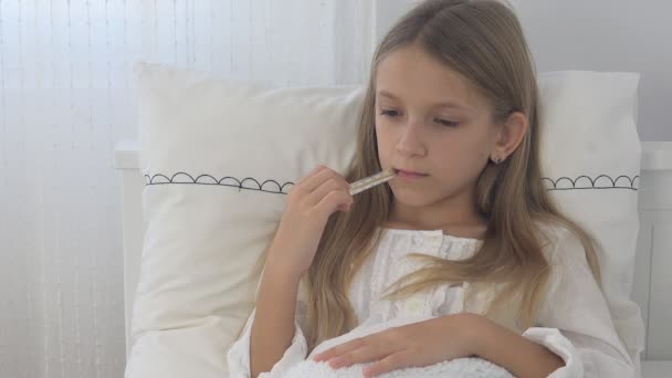 Niño enfermo en la cama, Niño enfermo con termómetro, Niña en el hospital, Píldoras Medicina — Vídeos de Stock