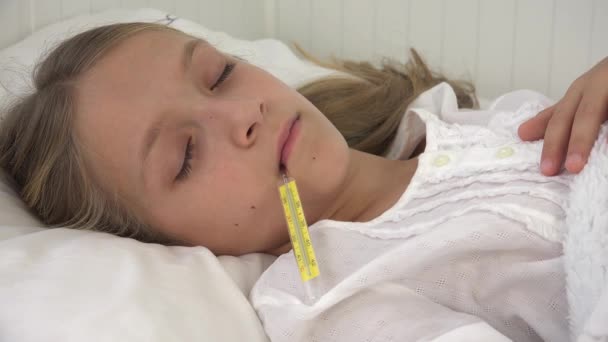 Nemocné dítě v posteli, Ill Kid s teploměrem, holka v nemocnici, pilulky léku — Stock video