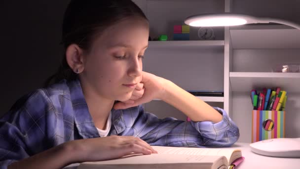 Criança que lê na noite, menina da escola que estuda no escuro, aprendizagem da criança, lição de casa — Vídeo de Stock