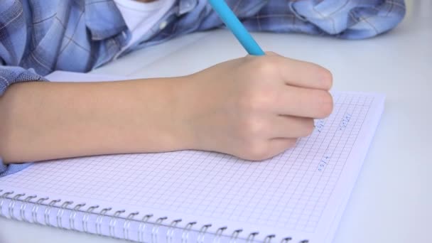 Dítě Psaní, Studium, Zamyšlený Kid, Pensive Student Learning Schoolgirl — Stock video