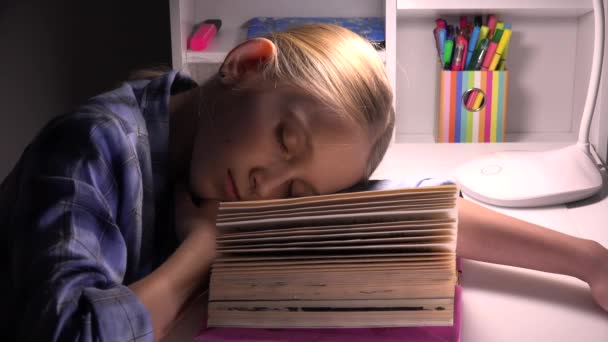Gyermek, alvás, fáradt szemek lány portré, tanulás, olvasás, tanulás könyvtár gyerek — Stock videók