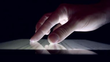 Alışveriş online Tablet, iş kadın kız okuma gazete aygıt kullanma