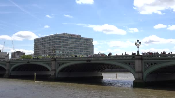 Nemocnice Svatého Tomáše, pohled na provoz na Westminsterském mostě, řeka Thames — Stock video