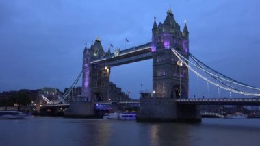 Londra Kulesi Köprüsü Timelapse, Arabalar Trafik Gemileri Tekneler Thames Nehri Time Lapse