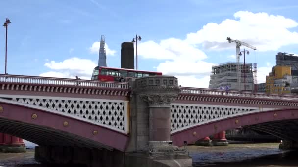 London Cityscape, pohled do centra z řeky Thames, lodě a čluny výletní POV — Stock video