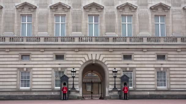 Londra Buckingham Palace, Guardia inglese armata in marcia e guardia 4K — Video Stock