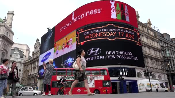 Londres Tráfico en Piccadilly Circus, Gente Turistas Caminando, Cruzando la Calle — Vídeos de Stock