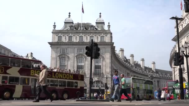London Traffic på Piccadilly Circus, människor turister promenader, Crossing Street — Stockvideo