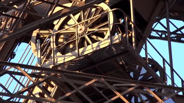 Парижская Эйфелева башня Достопримечательность Вид крупным планом Туристы Путешествующие — стоковое видео