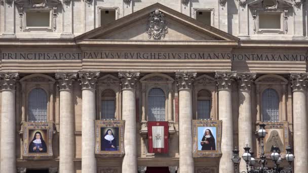Vatikan Roma, Aziz Peter Bazilikası, İnsanlar, Aziz Peter Meydanı'nda Turistler — Stok video