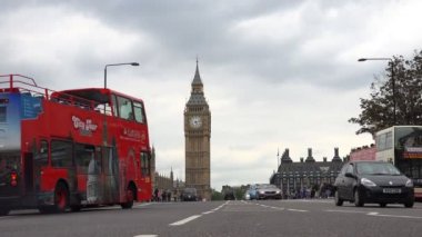 Londra Westminster Sarayı, büyük Ben görünümü, ağır trafik Street kırmızı otobüs ile