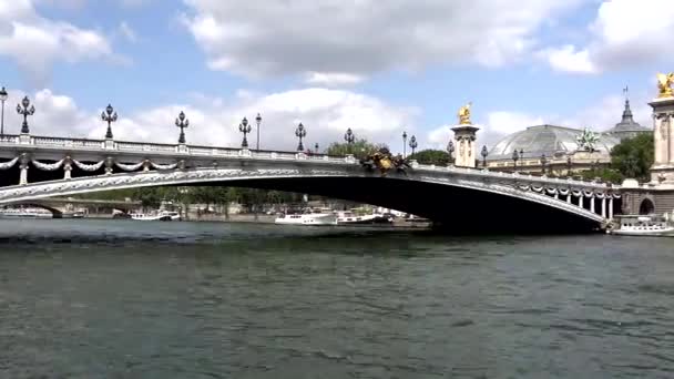 Σηκουάνα Ποταμός Παρίσι Άνθρωποι Τουρίστες Σκάφη Ταξιδεύουν Ηλιοβασίλεμα Πλοία Ταξίδι — Αρχείο Βίντεο