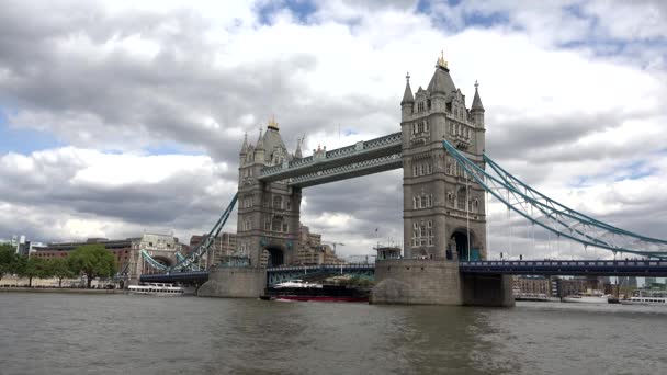 ロンドンタワーブリッジ 船とボートでテムズ川の景色 観光客 Visit — ストック動画