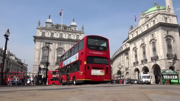 Londyn Traffic Piccadilly Circus Ludzie Turyści Chodzenie Crossing Street — Wideo stockowe