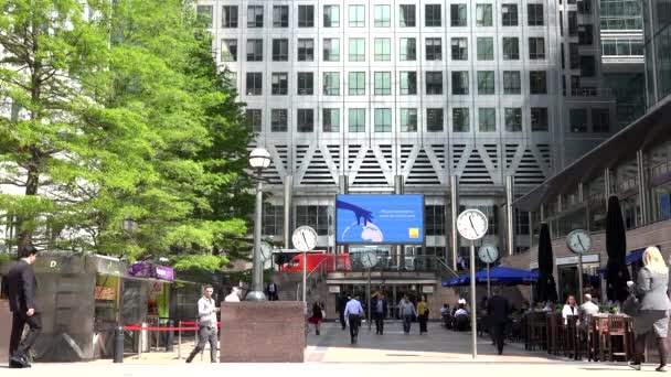 Канари Уарф Лондон Деловые Люди Гуляющие Финансовому Кварталу Офис — стоковое видео