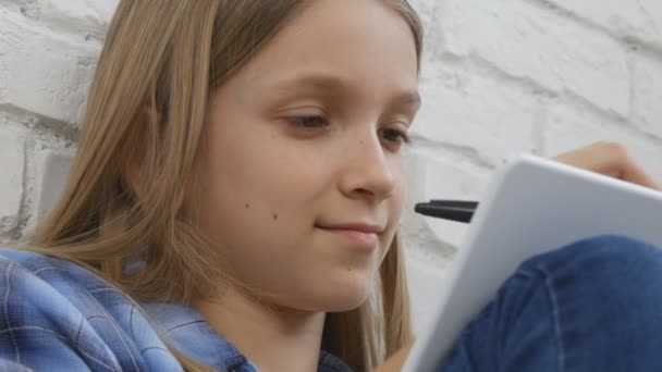 Dítě Psaní Studium Zamyšlený Kid Pensive Student Learning Schoolgirl — Stock video