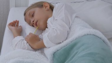 Yatakta hasta çocuk, termometre ile hasta çocuk, hastanede küçük kız, Pills tıp